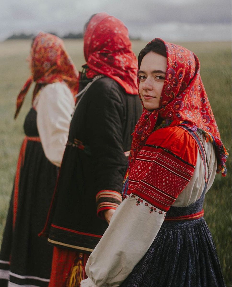 Women in Slavic costumes’s look of the day — catch her live in City