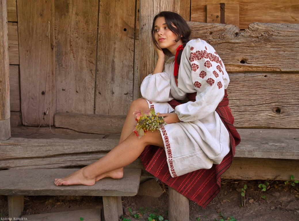 Fresh photos, fresh mood — Women in Slavic costumes online in City