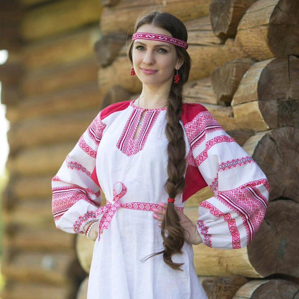 Girls in Slavic costumes brings the glow — live moments in City