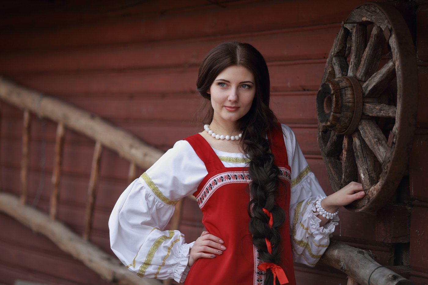 Girls in Slavic costumes’s look of the day — catch her live in City